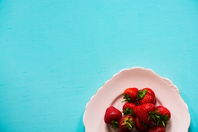 白板上一串草莓的平面摄影